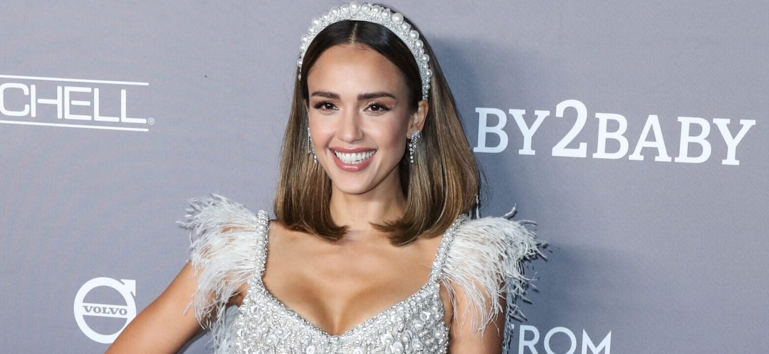 Jessica Alba exibe biquíni de cair o queixo na Itália