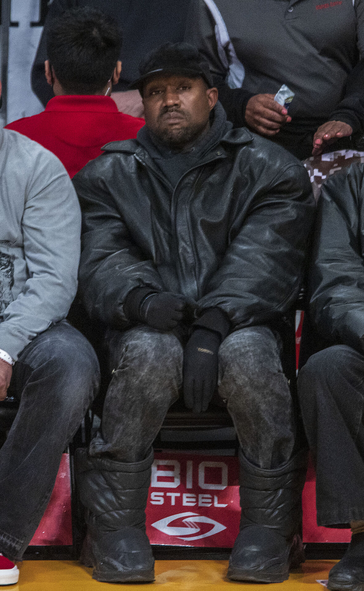 November 26, 2021, Los Angeles, California, USA: Kanye West attends a NBA game between the Los Angeles Lakers and the Sacramento Kings on Friday November 26, 2021 at the Staples Center in Los Angeles, California. 26 Nov 2021 Pictured: November 26, 2021, Los Angeles, California, USA: Kanye West attends a NBA game between the Los Angeles Lakers and the Sacramento Kings on Friday November 26, 2021 at the Staples Center in Los Angeles, California. JAVIER ROJAS/PI. Photo credit: ZUMAPRESS.com / MEGA TheMegaAgency.com +1 888 505 6342 (Mega Agency TagID: MEGA808803_001.jpg) [Photo via Mega Agency]