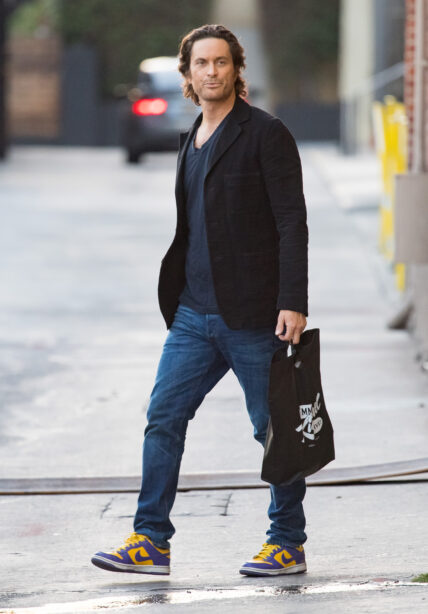 Oliver Hudson caught walking on camera.