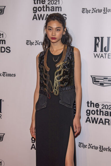 NEW YORK, NEW YORK - NOVEMBER 29: Emilia Jones attends the 2021 Gotham Awards Presented By The Gotham Film. 29 Nov 2021 Pictured: NEW YORK, NEW YORK - NOVEMBER 29: Hoyeon Jung attends the 2021 Gotham Awards Presented By The Gotham Film.