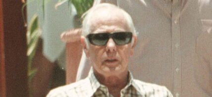 ©1999 RAMEY PHOTO AGENCY (310)828-3445JOHNNY CARSONFirst exclusive photos of Johnny Carson since theheart attack, walking in Malibu.5/14/1999.PR (Mega Agency TagID: MEGAR130229_3.jpg) [Photo via Mega Agency]
