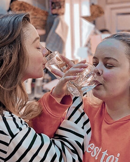 Eloise and Penelope on Bridgerton