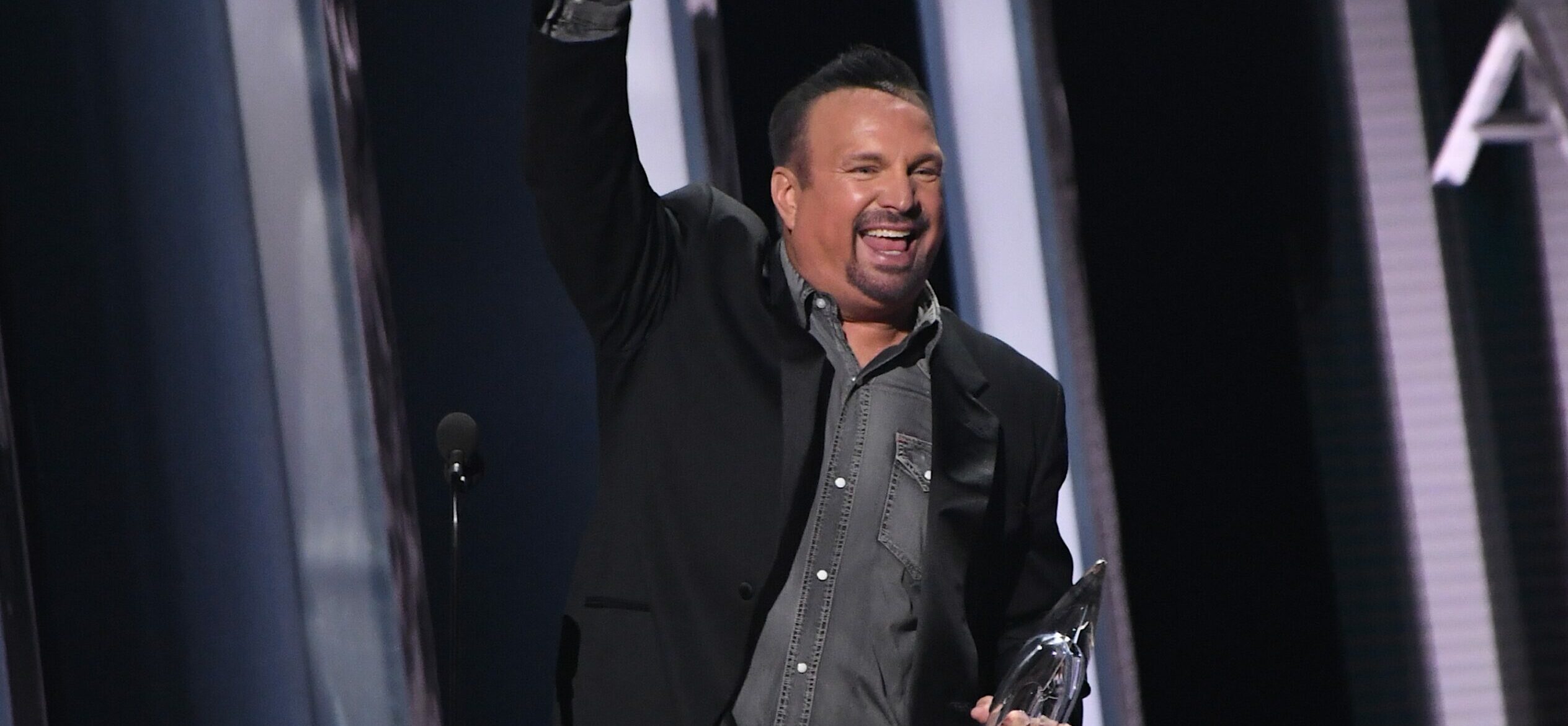 Garth Brooks wins Entertainer of the Year