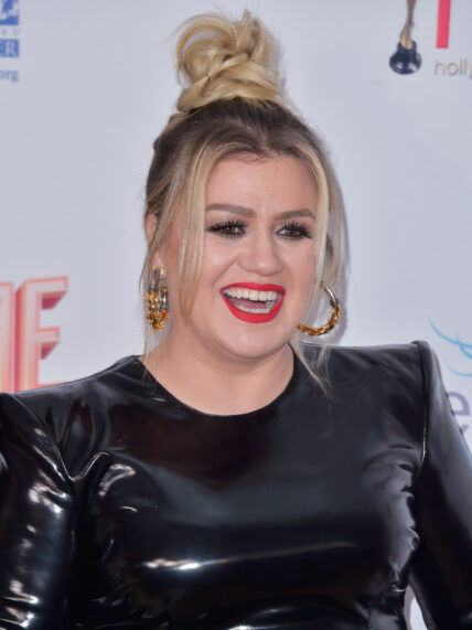 Kelly Clarkson at the 2020 Hollywood Beauty Awards