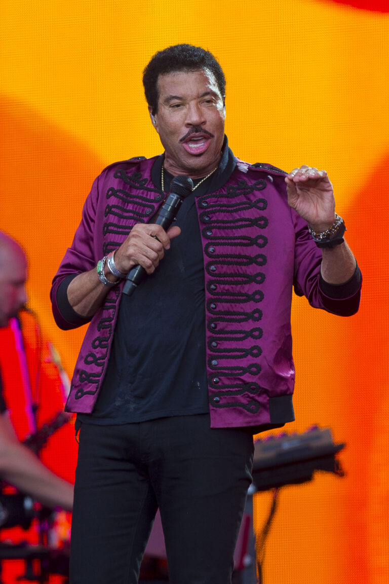 Lionel Richie 70 has 3 costume changes as he performs to excited crowds at the British Summertime Festival in Hyde Park