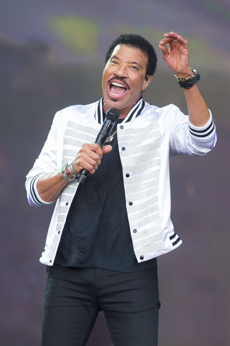 Lionel Richie 70 has 3 costume changes as he performs to excited crowds at the British Summertime Festival in Hyde Park