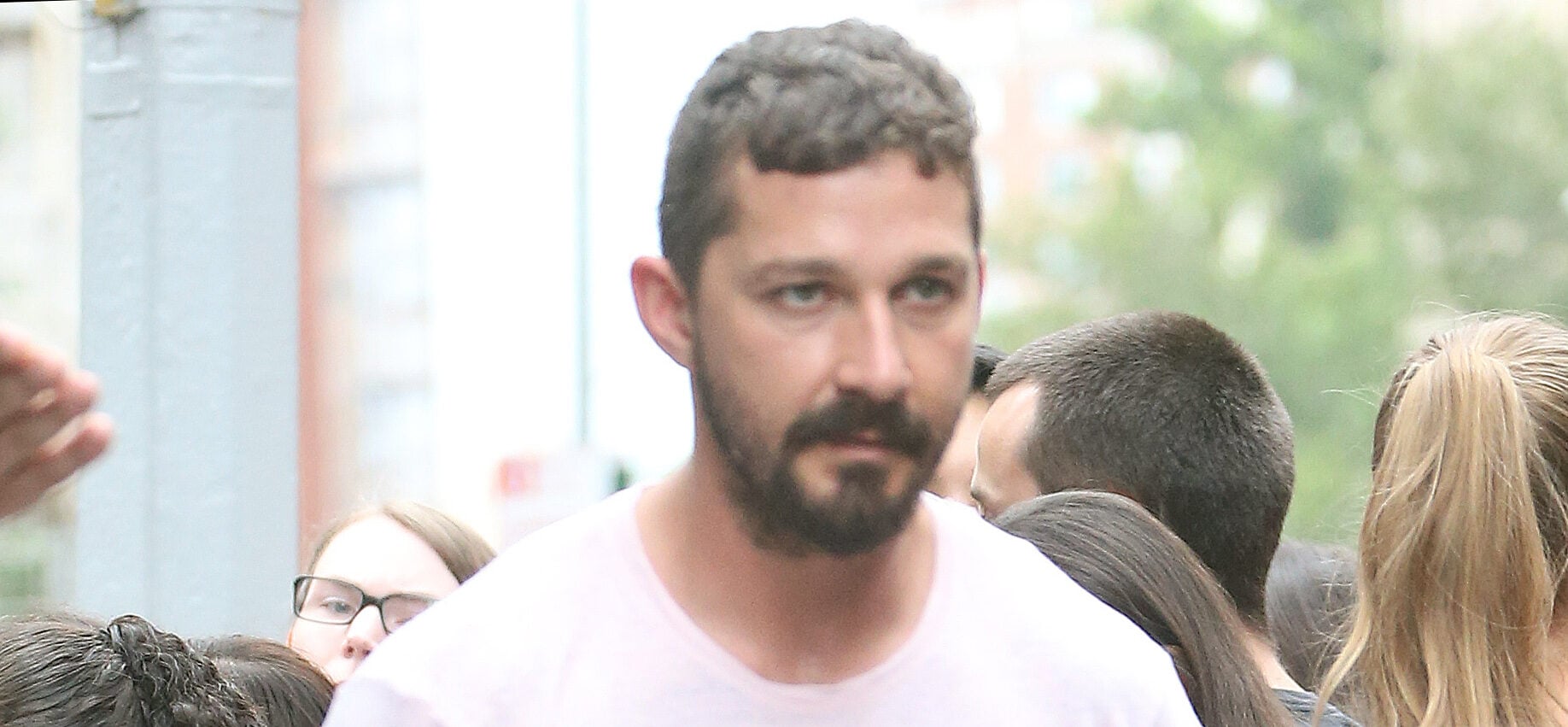 Shia LaBeouf levanta sobrancelhas com um estranho encontro policial