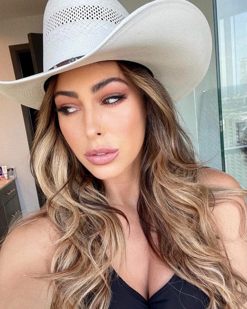 Hope Beel taking a selfie.