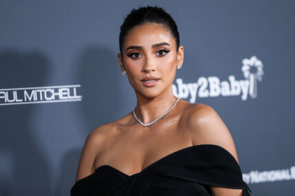 Actress Shay Mitchell wearing jewelry by JustDesi arrives at the Baby2Baby 10-Year Gala 2021 held at the Pacific Design Center on November 13, 2021 in West Hollywood, Los Angeles, California, United States. 13 Nov 2021 Pictured: Shay Mitchell. Photo credit: Xavier Collin/Image Press Agency / MEGA TheMegaAgency.com +1 888 505 6342 (Mega Agency TagID: MEGA806053_015.jpg) [Photo via Mega Agency]