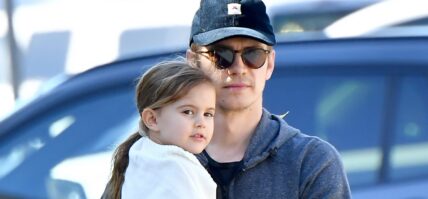 Hayden Christensen has a blast at the farmer apos s market with his daughter Briar