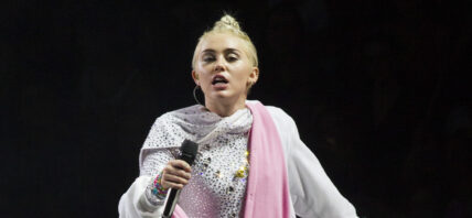 Miley Cyrus dedicates next show to Taylor Hawkins