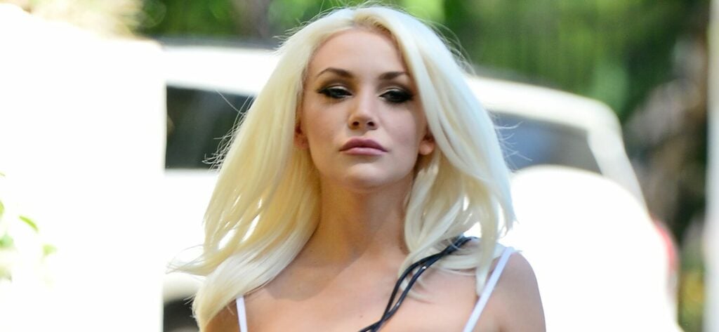 Courtney Stodden steps out to do a light work out before heading back inside on Covid-19 Lock down