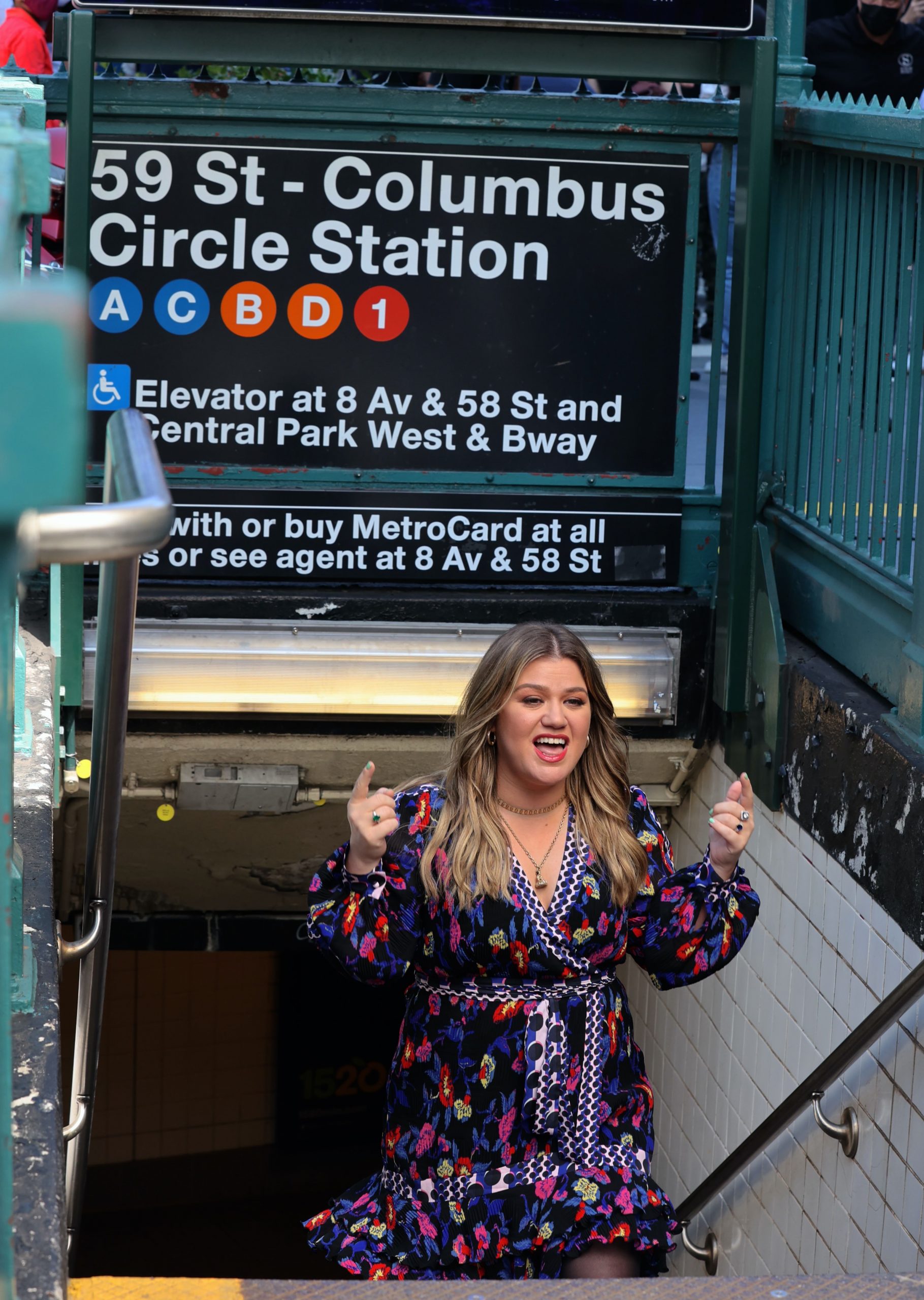 Kelly Clarkson is seen filming a music video