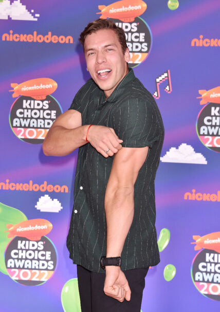 Joesph Baena pulls of dad Arnold Schwarzenegger's poses on Instagram