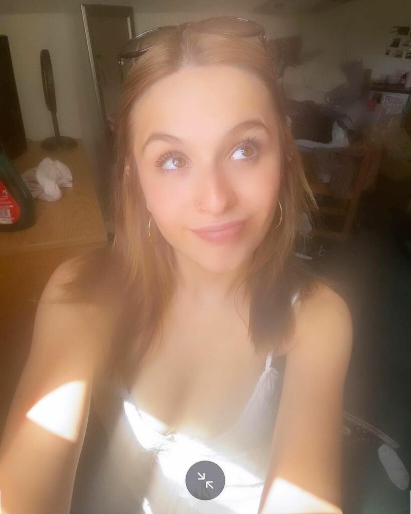Ella Wahlberg takes a selfie.