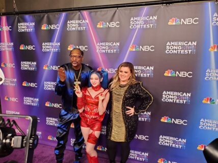 Alexa and Kelly Clarkson and Snoop Dogg backstage
