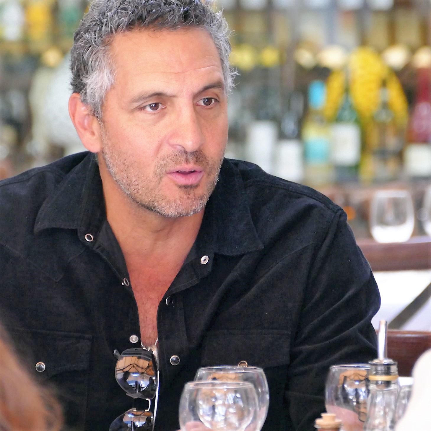 Mauricio Umansky at a meeting