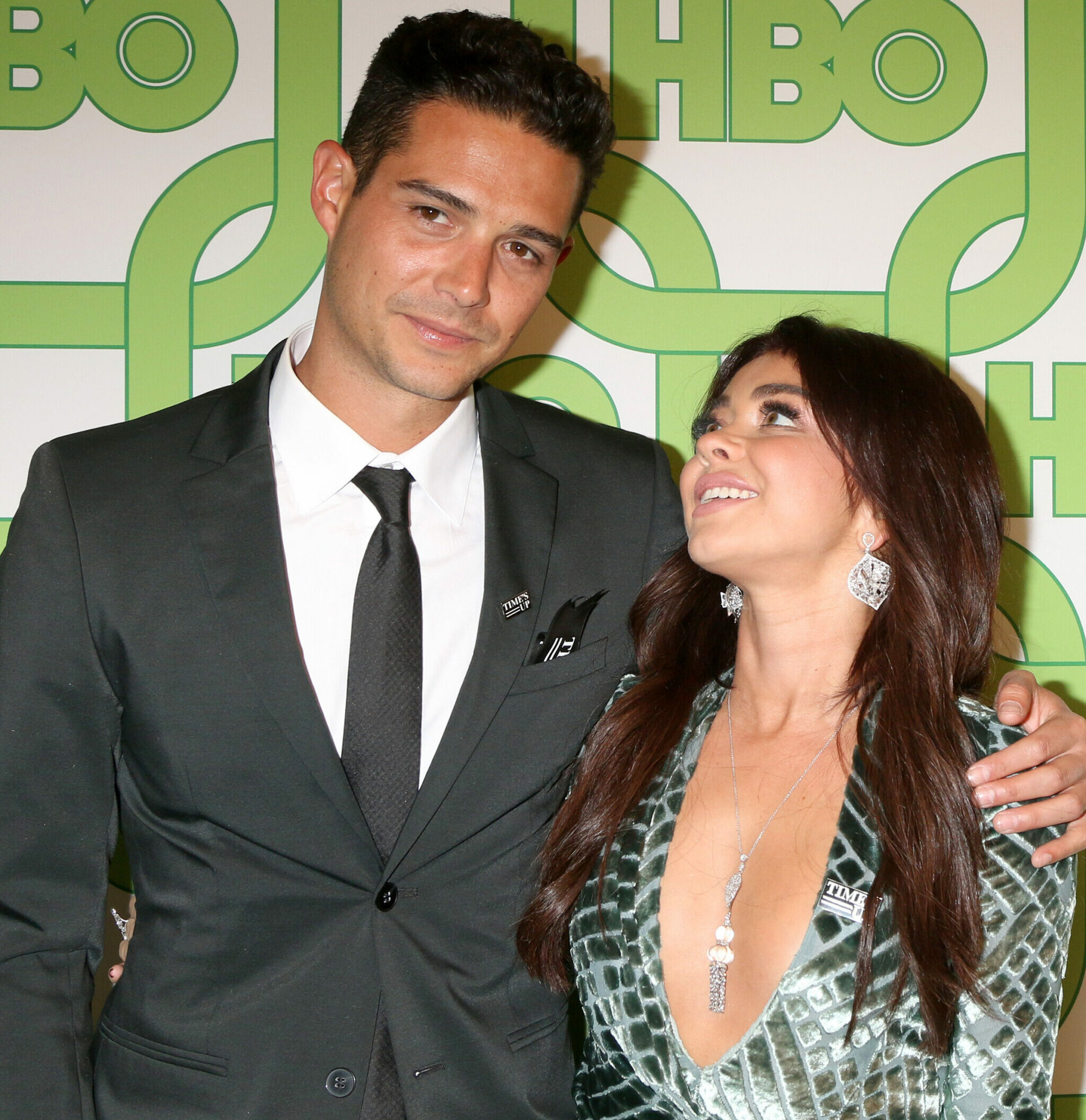 LOS ANGELES - JAN 6: Wells Adams, Sarah Hyland at the 2019 HBO Post Golden Globe Party at the Beverly Hilton Hotel on January 6, 2019 in Beverly Hills, CA