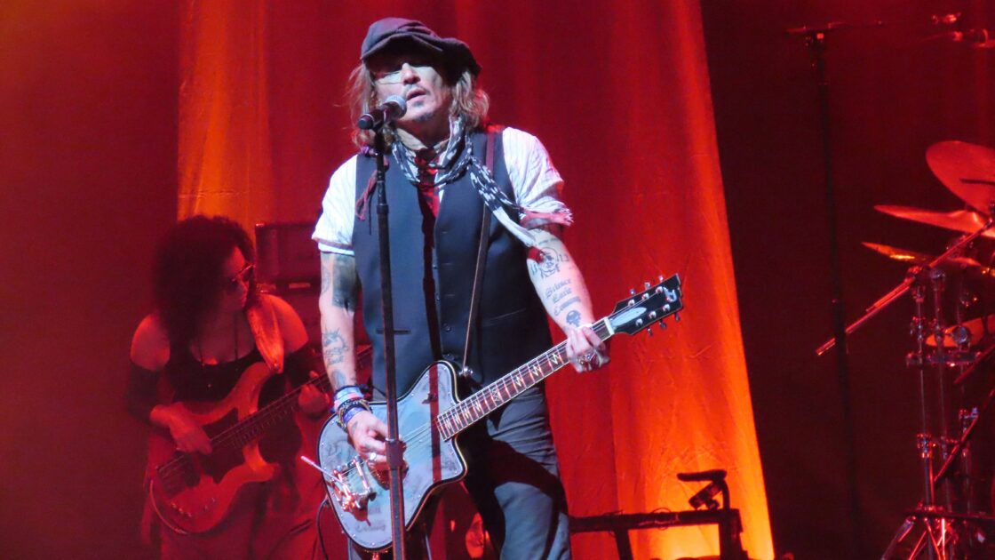 Johnny Depp playing live with Jeff Beck in Paris