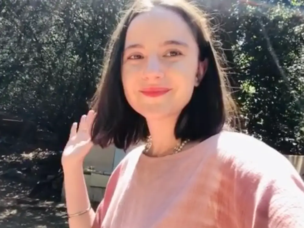 alexa nikolas taking a selfie in the sun