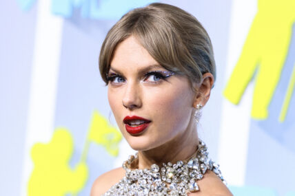 Taylor Swift wearing an Oscar de la Renta dress, Christian Louboutin shoes, and Lorraine Schwartz jewelry arrives at the 2022 MTV Video Music Awards