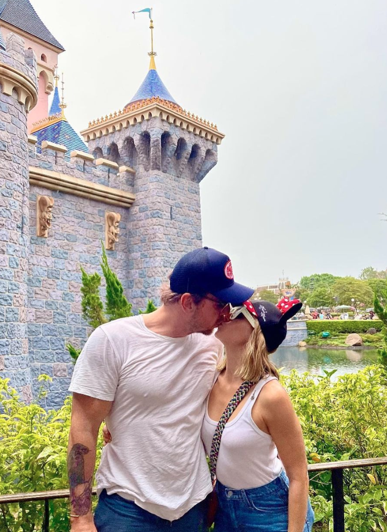 kristen bell and dax shepard visit disneyland