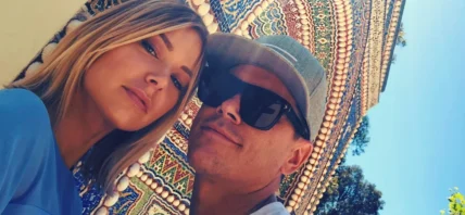 tom and ariana selfie in front of a mosaic