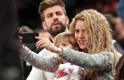 Christmas Day game between the New York Knicks and. Philadelphia 76ers at Madison Square Garden - Shakira, Gerard Pique and Chris Rock were among the celebs in attendance.***NO NEW YORK DAILY NEWS, NO NEW YORK TIMES, NO NEWSDAY***. 25 Dec 2017 Pictured: Gerard Piqué and his partner music artist Shakira sit court side with their two sons during the second quarter. Photo credit: Charles Wenzelberg/New York Post / MEGA TheMegaAgency.com +1 888 505 6342 (Mega Agency TagID: MEGA137557_021.jpg) [Photo via Mega Agency]