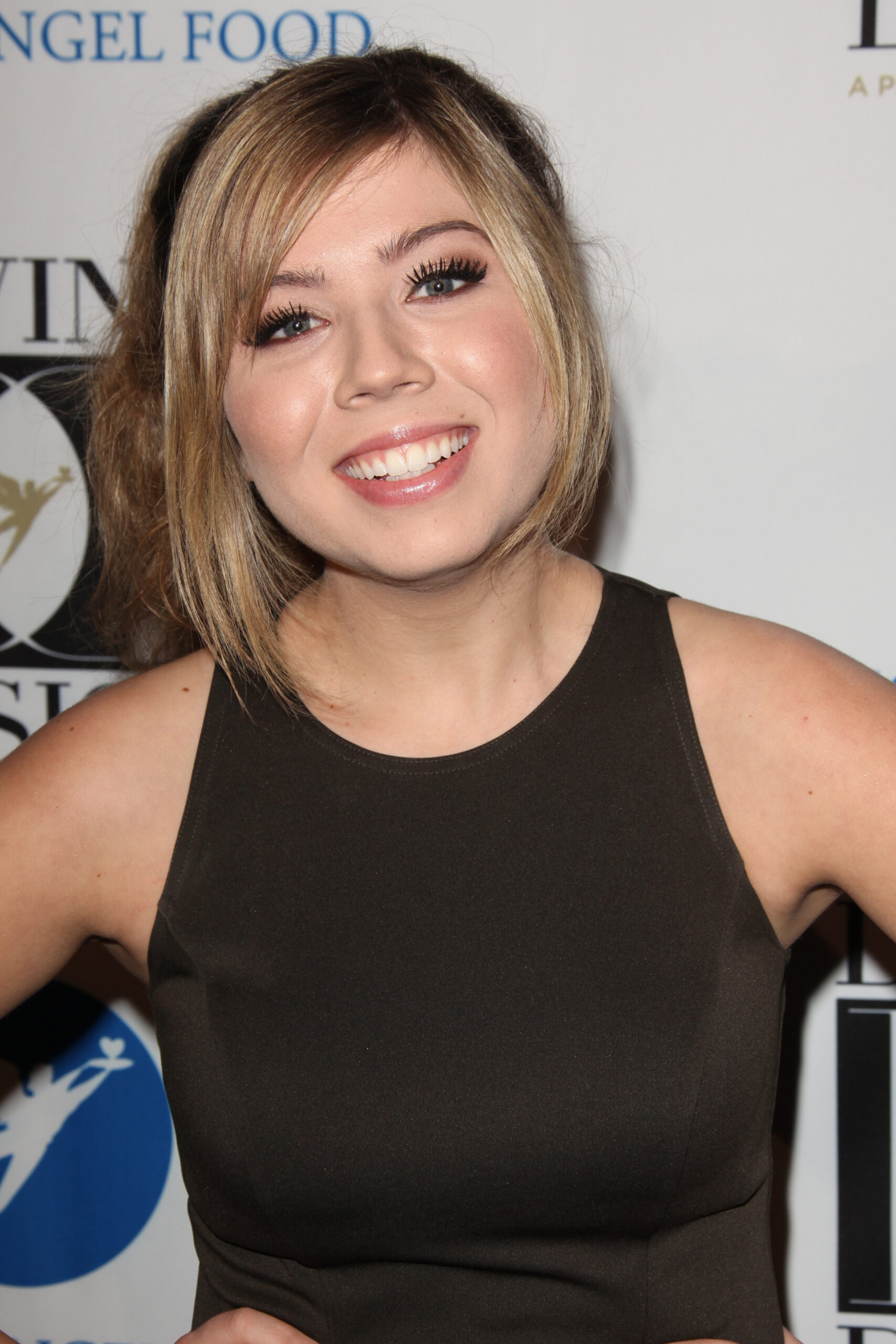 Jennette McCurdy at 2011 Divine Design Gala - Beverly Hills