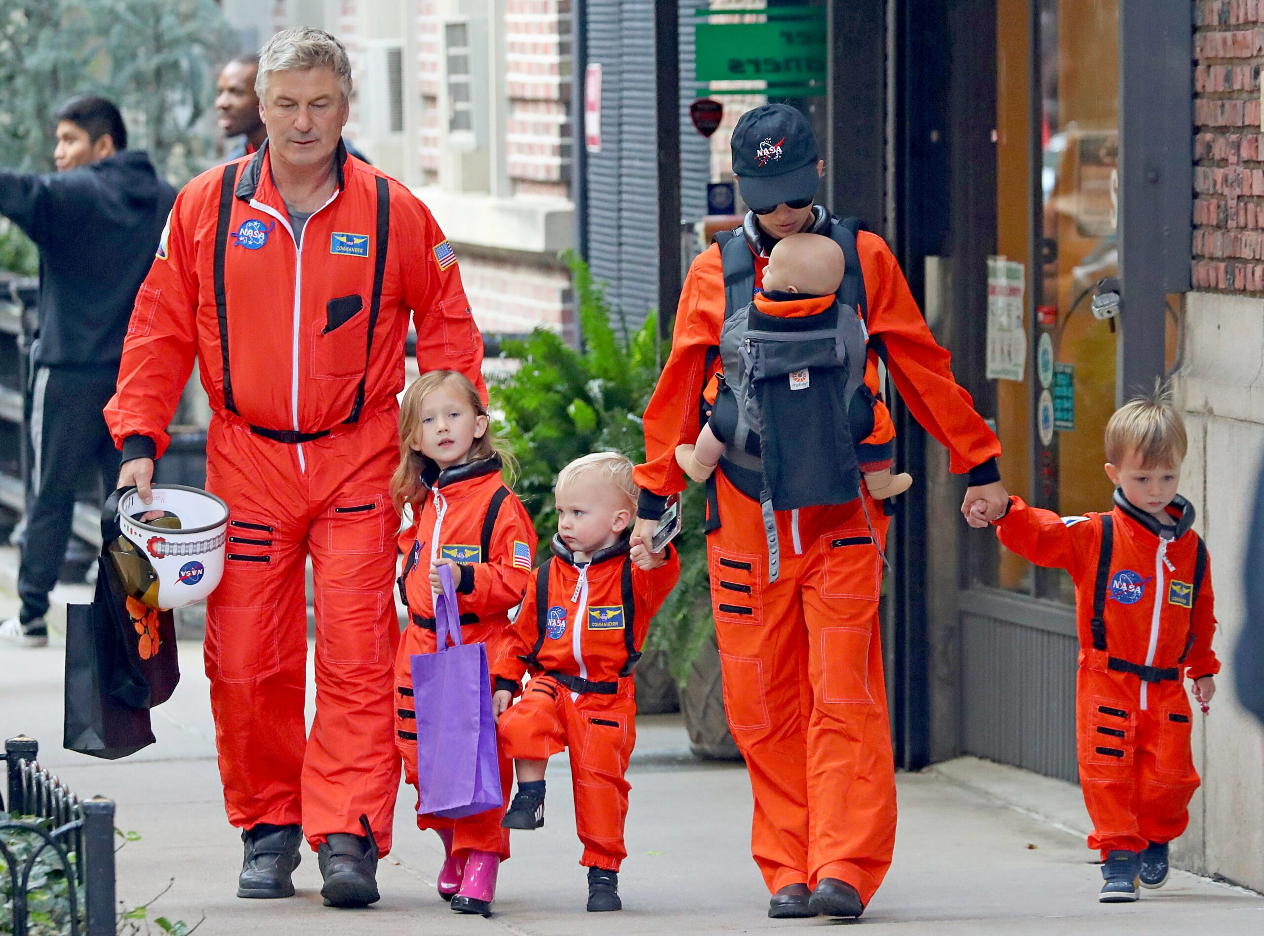 Alec Baldwin, Hilaria share first pic with all 7 kids