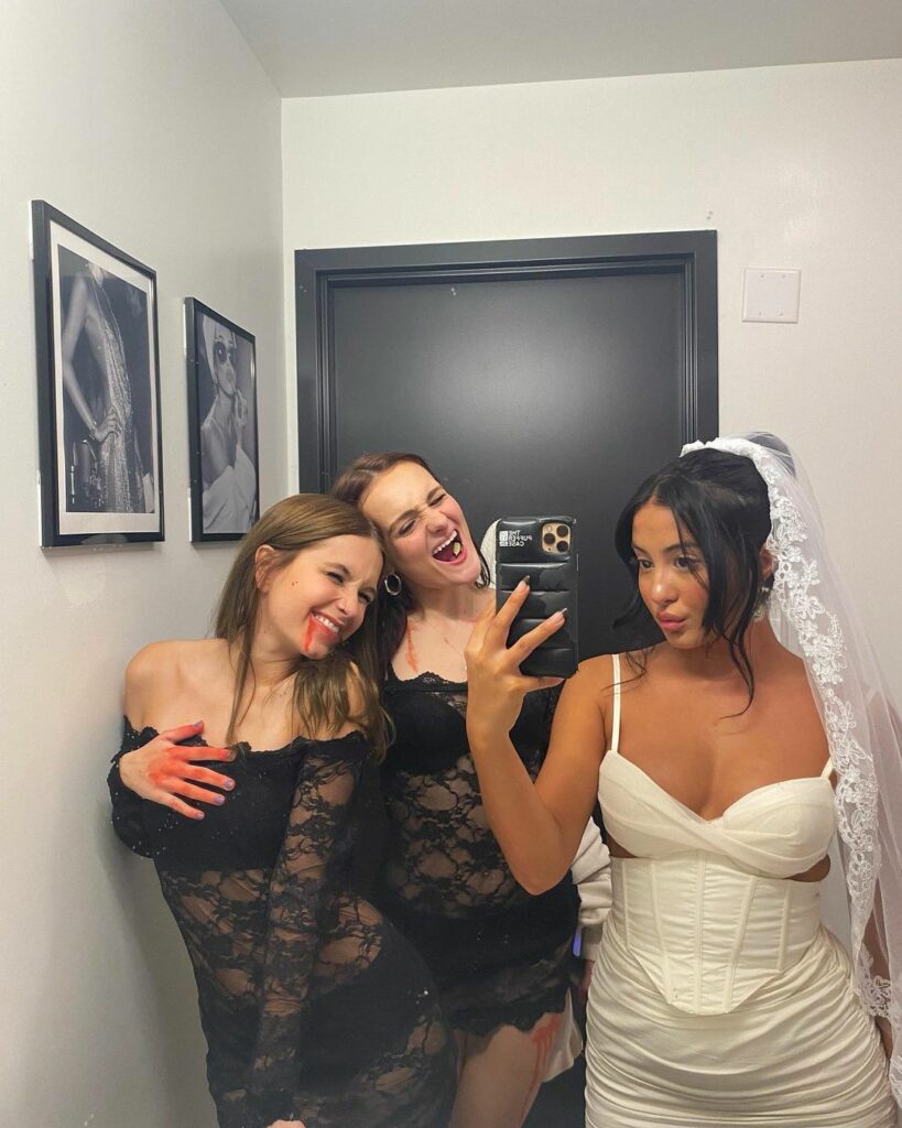 Ella Wahlberg posing with her friends.