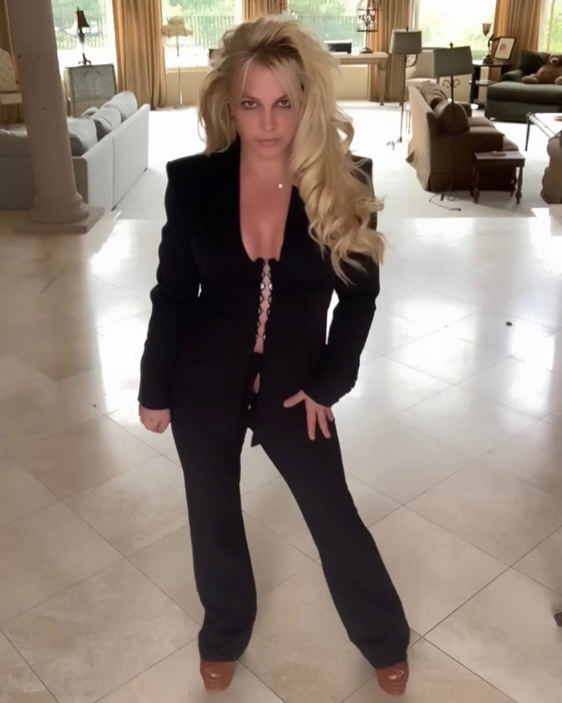Britney Spears forget to zip her fly
