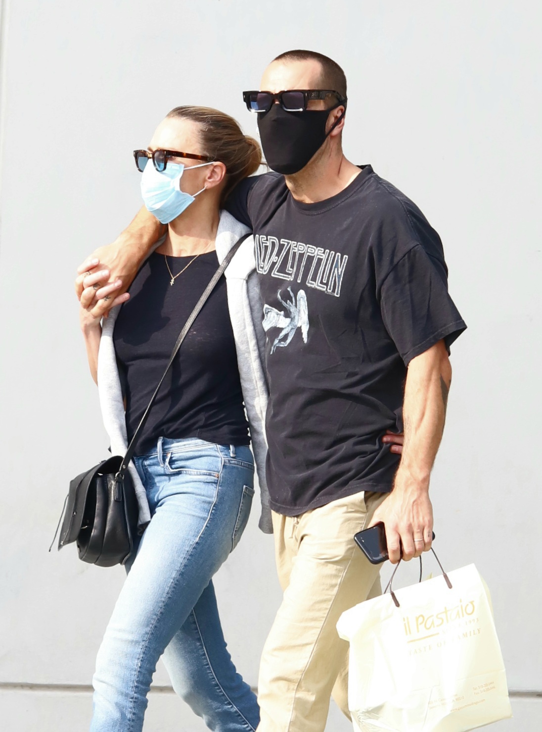 Robin Wright Will Keep Her Golden Globe Award In Divorce Settlement 
