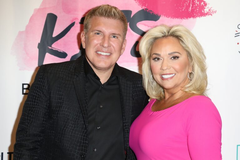 Todd e Julie Chrisley no concerto de despedida do Kiss Breast Cancer