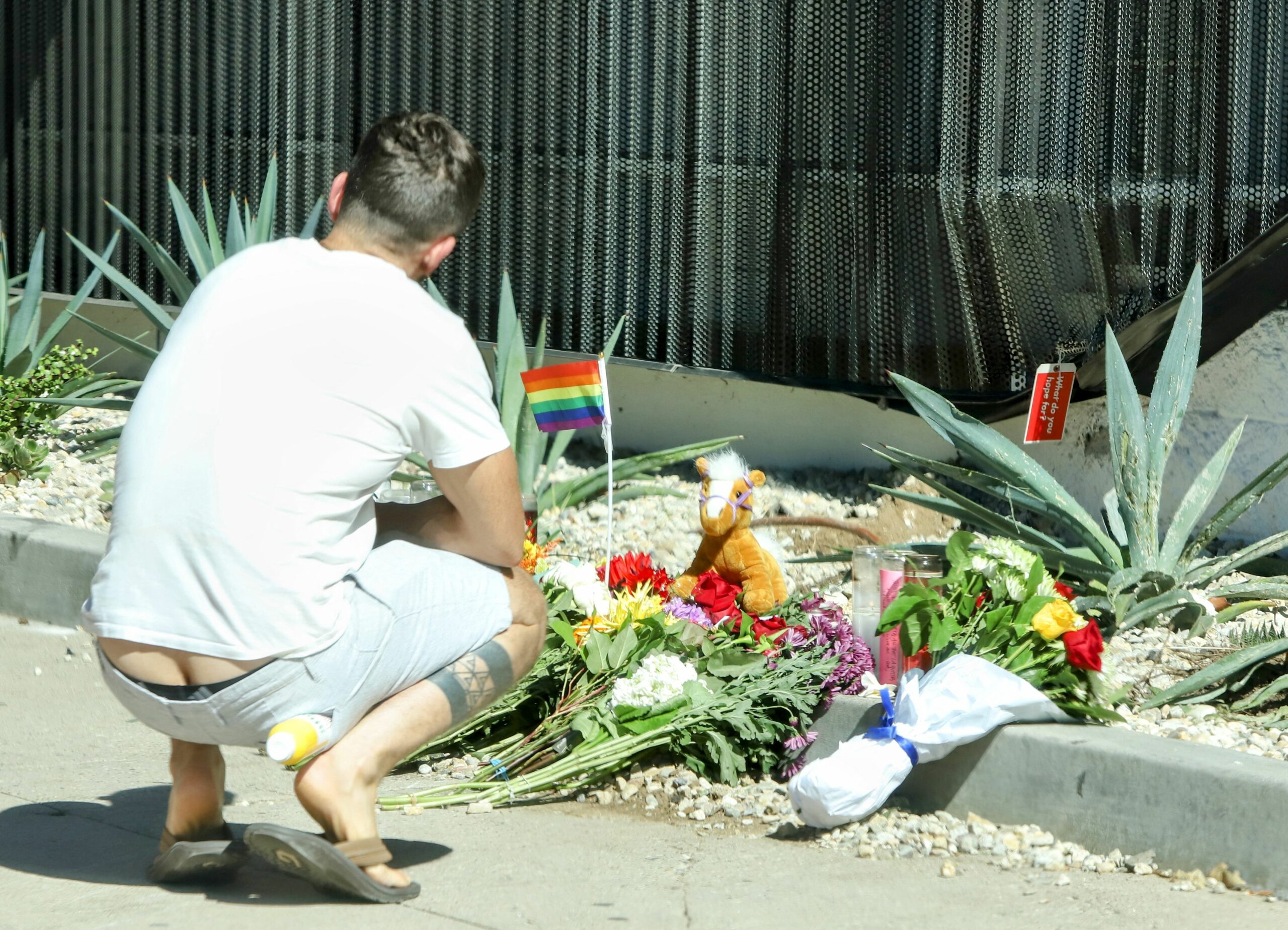 Leslie Jordan crash site where loved actor died begins to receive flowers and gifts as a memorial for him