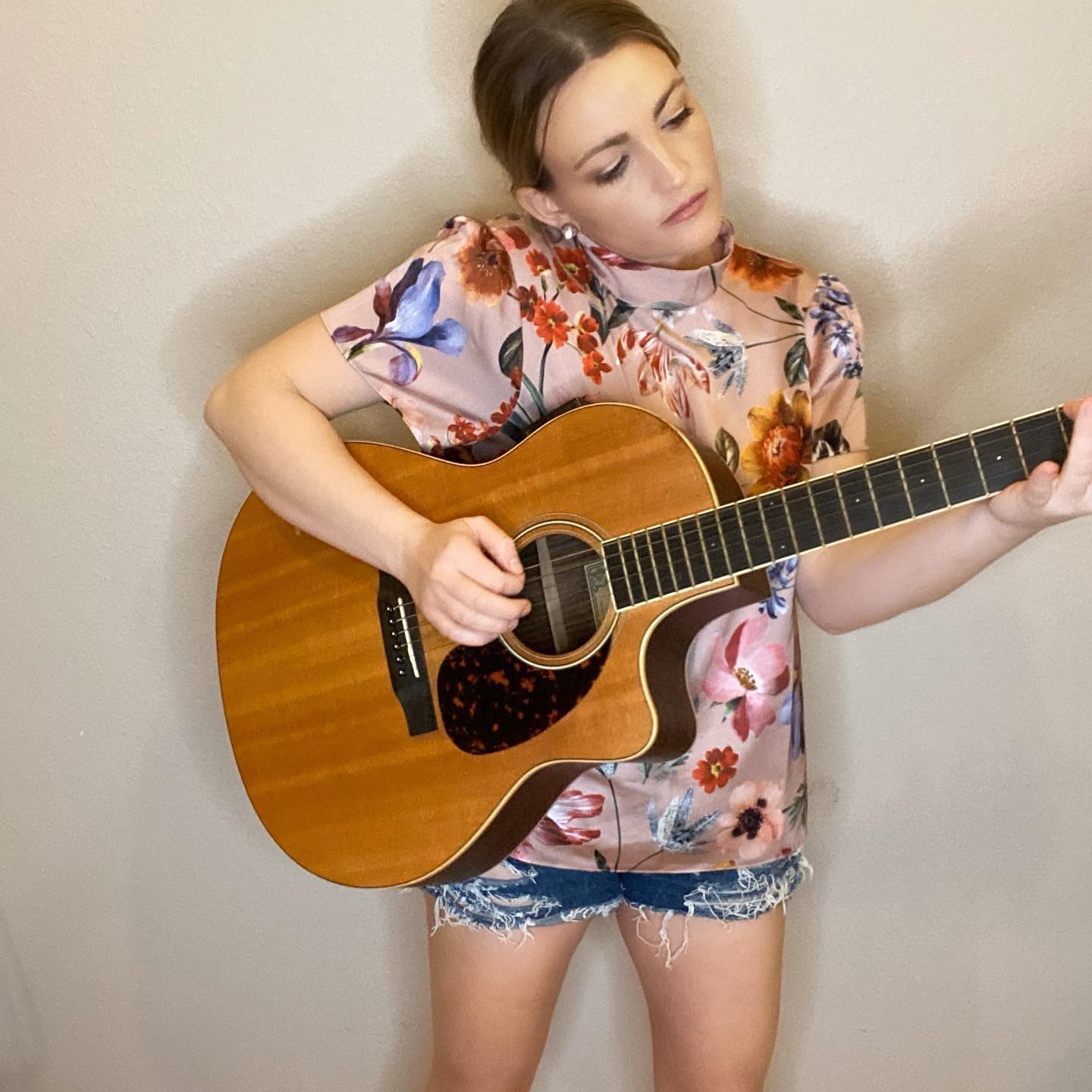 Jamie Lynn Spears plays guitar