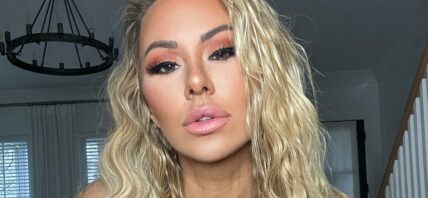 Kindly Myers shows off her new hair and a new outfit: a purple sports bra and gray CNC leggings