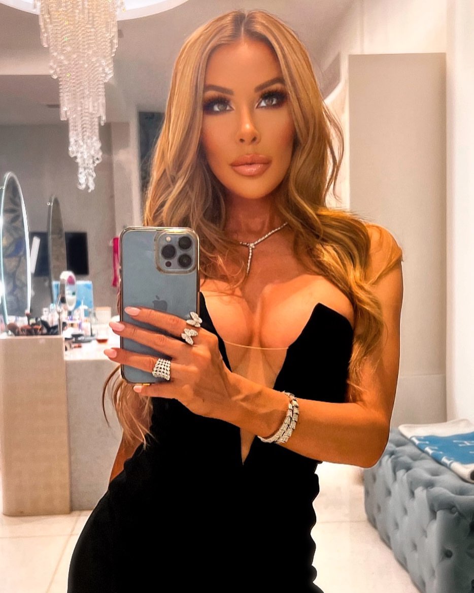 Lisa Hochstein Created Troll Accounts To Slam Estranged Husband's Girlfriend