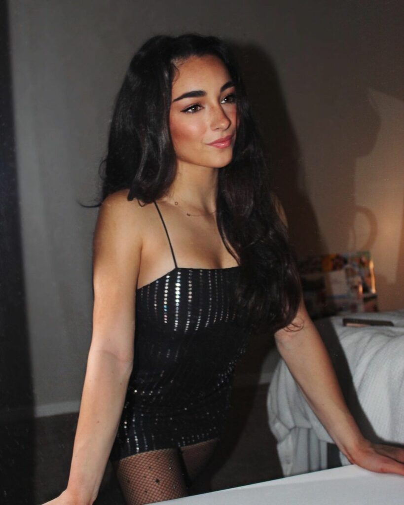 Elena Arenas posing for the camera.