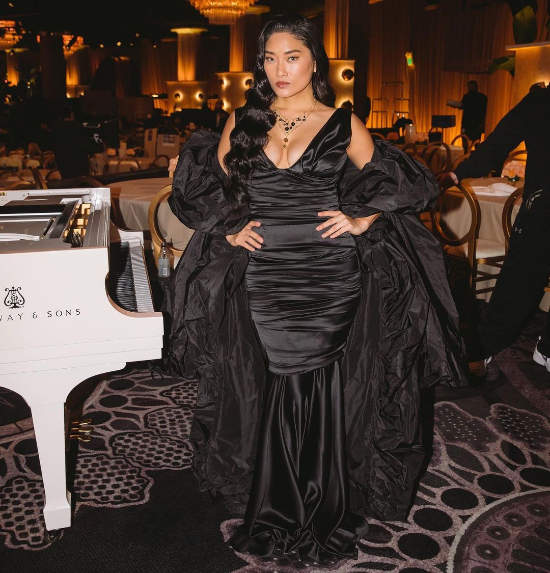 Golden Globes Pianist Chloe Flower Clears The Air 