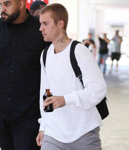 Justin Bieber leaving a Medical building in Beverly Hills
