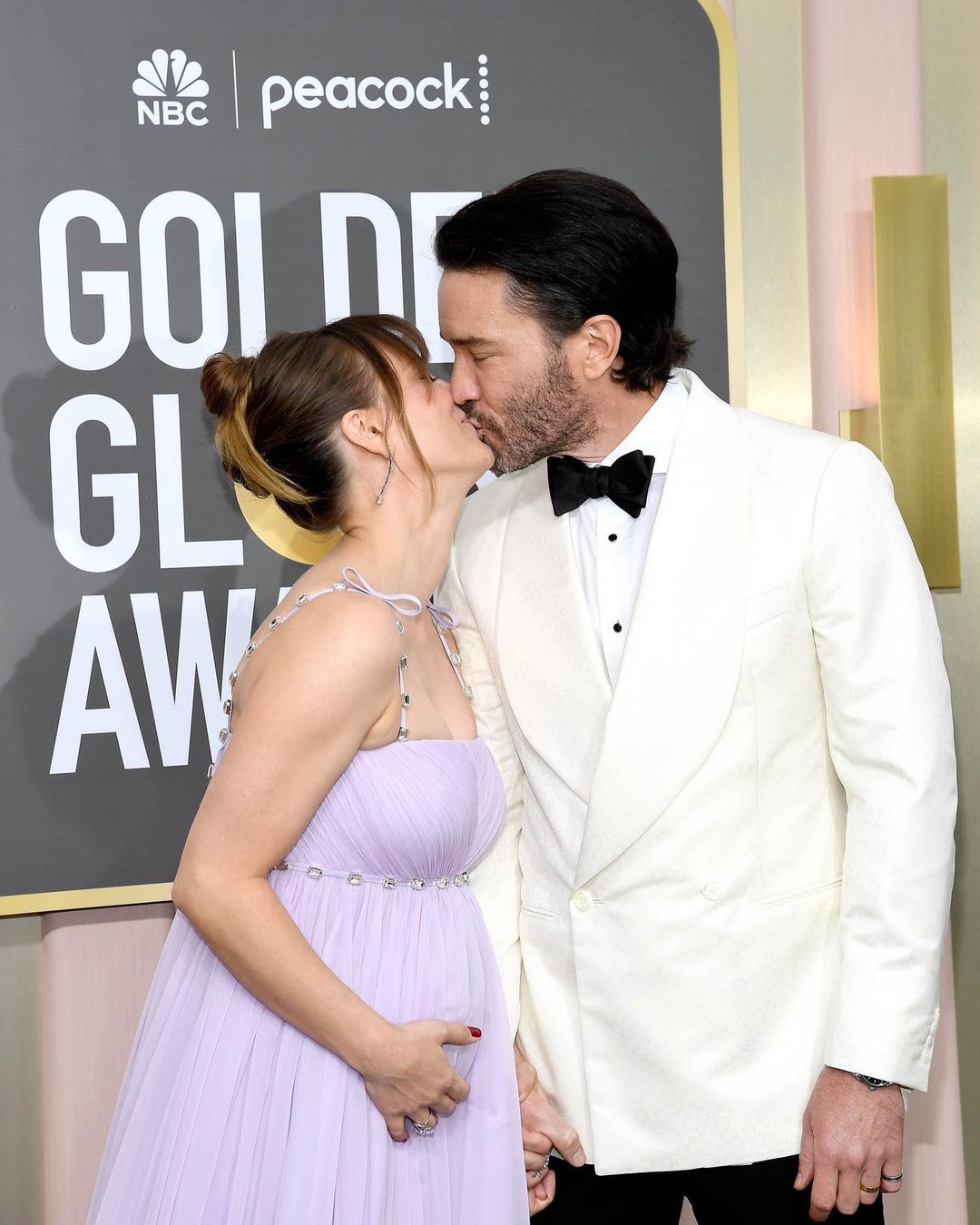 Pregnant Kaley Cuoco and Tom Pelphrey at the 2023 Golden Globes