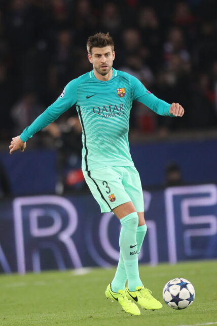 Gerard Piqué playing soccer