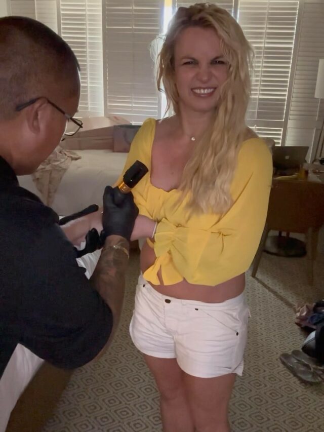 Britney Spears gets a tattoo at a hotel room in Maui