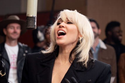 Miley Cyrus' diss track "flowers" is number one