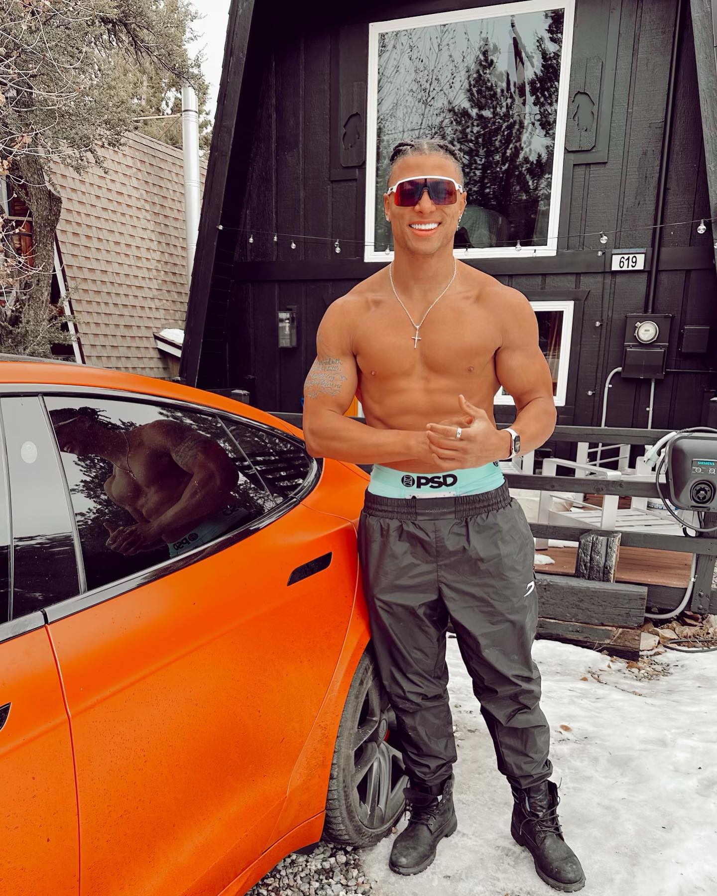 Chase DeMoor from season 2 of "Too Hot To Handle" posing shirtless