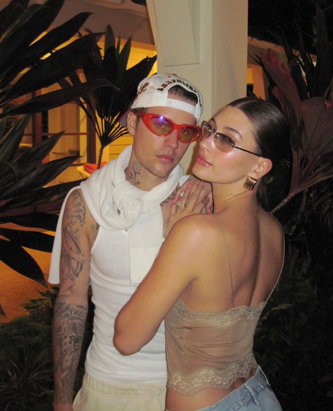 Justin and Hailey Bieber flaunts 90s' fashion look