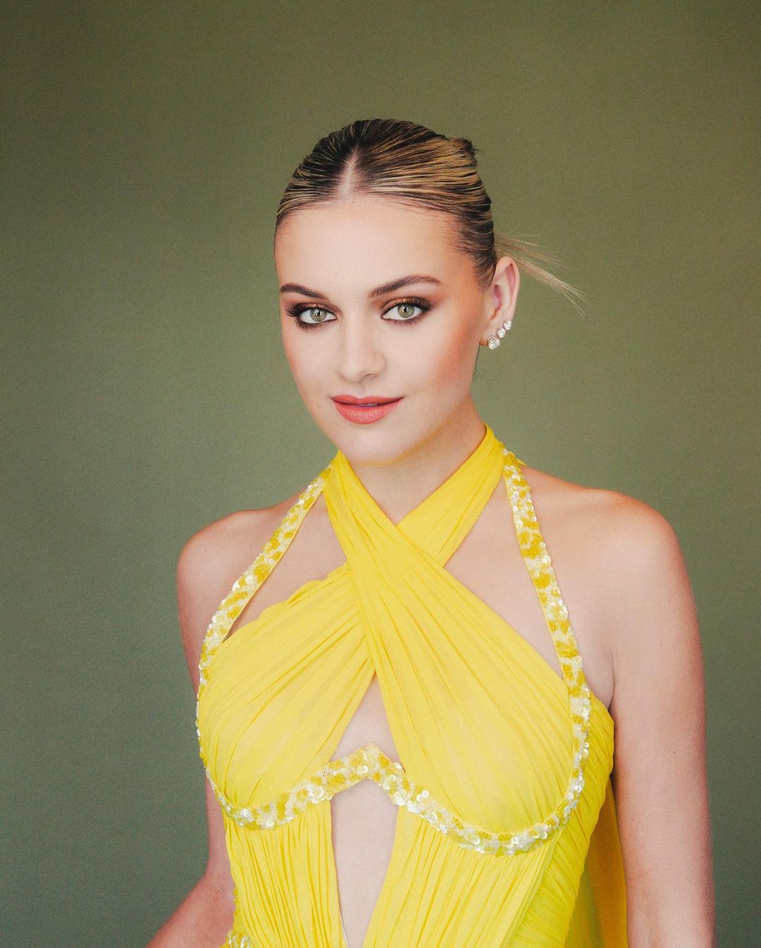 Kelsea Ballerini Stuns In 'Sunshine Dress' For The Grammys