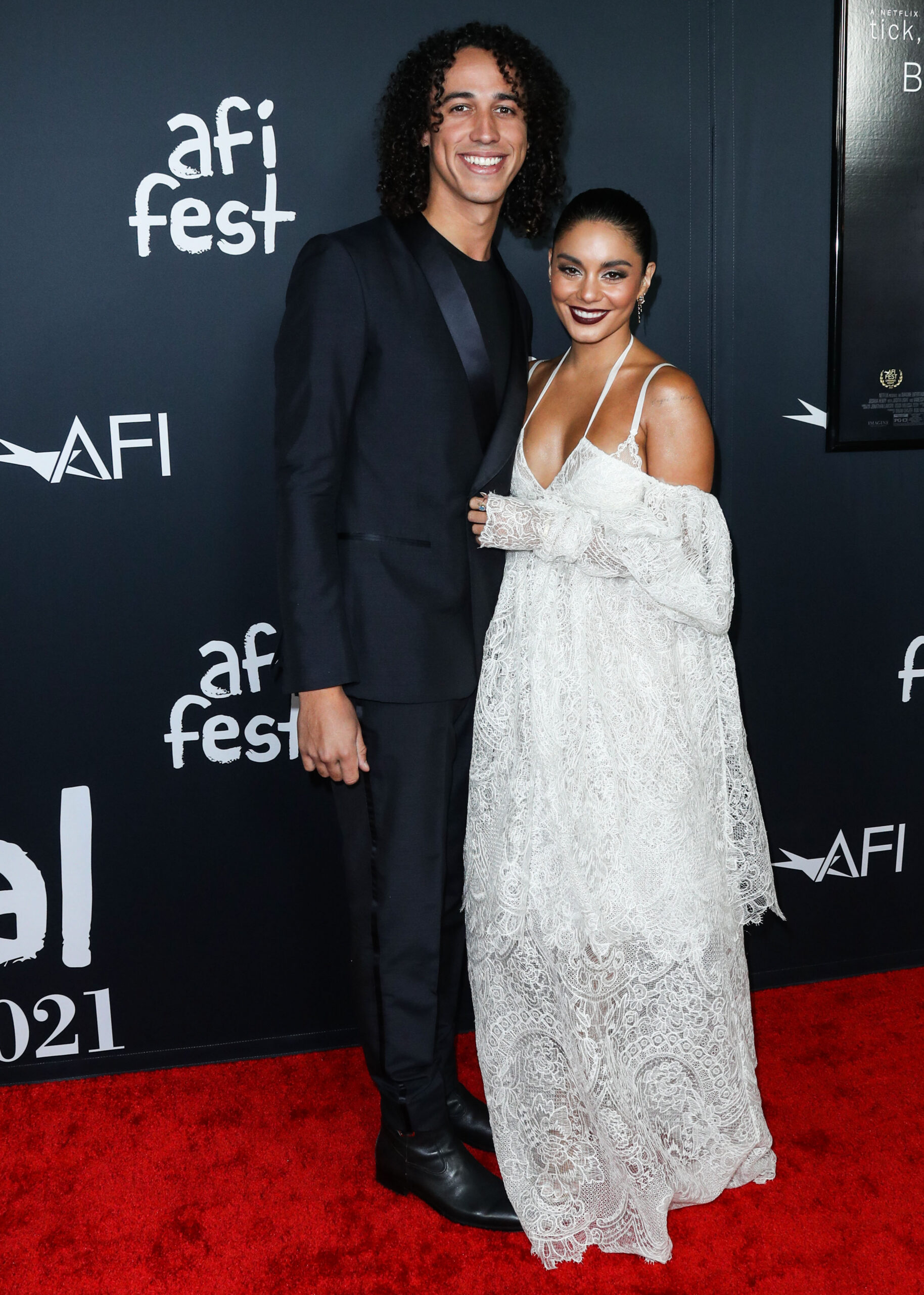 Vanessa Hudgens Flaunts Huge Ring, Engaged To MLB Star!