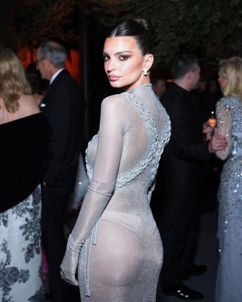 Emily Ratajkowski debutes short hair on Instagram